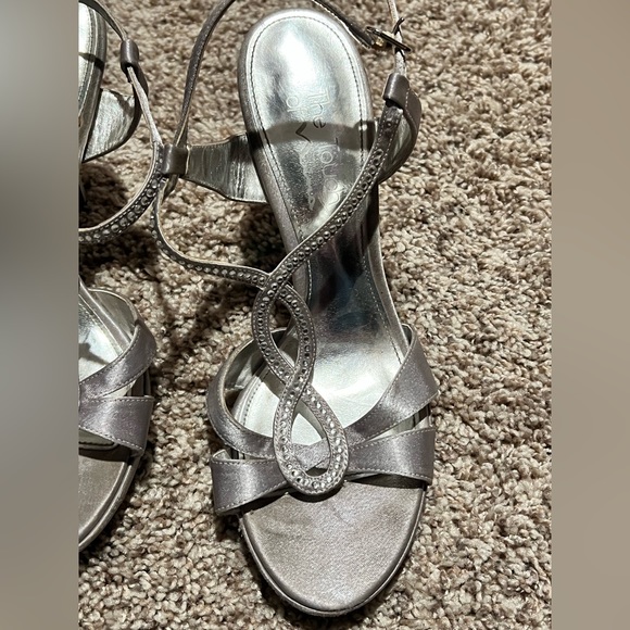 Touch of Nina silver 4" heels, Crystal embellishment, Size 8M - Picture 2 of 6